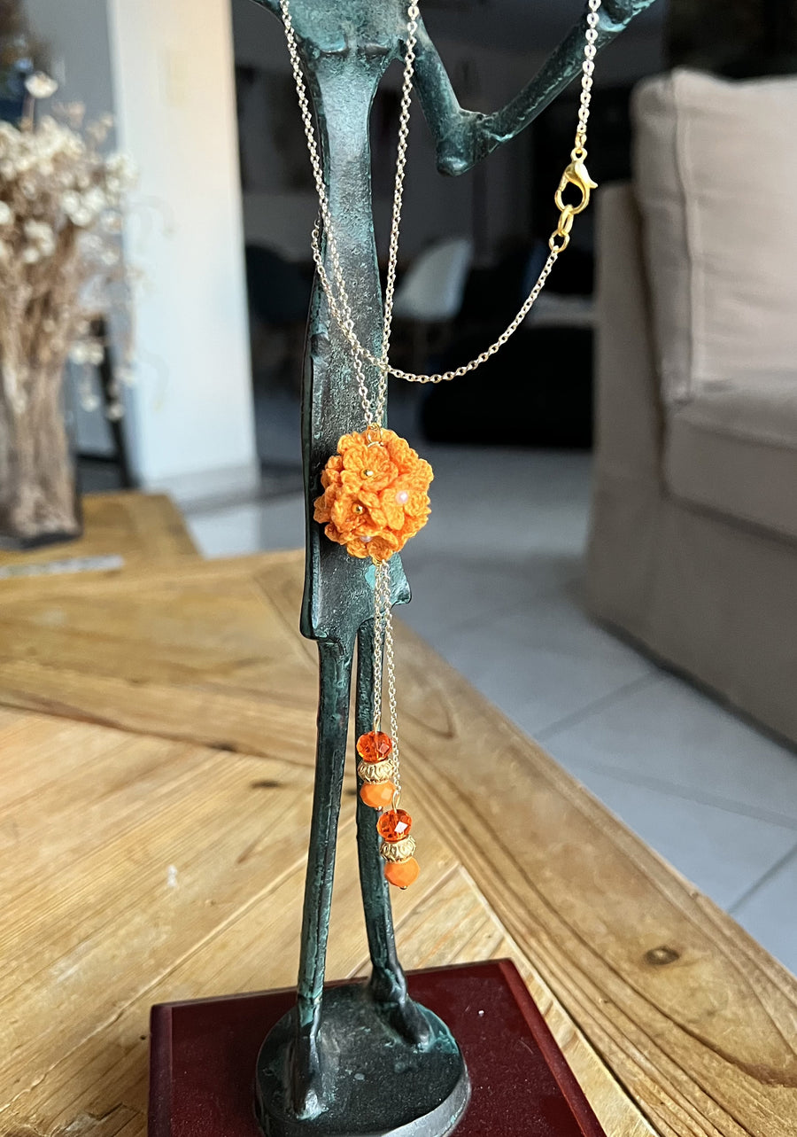 Collier fleurettes oranges