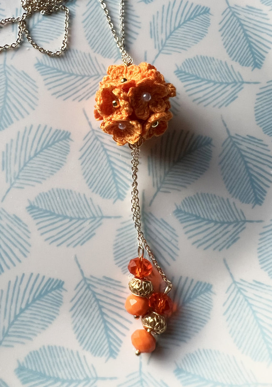 Collier fleurettes oranges
