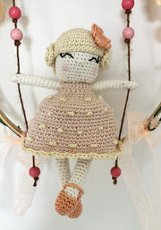 Petite fille à la balançoire
