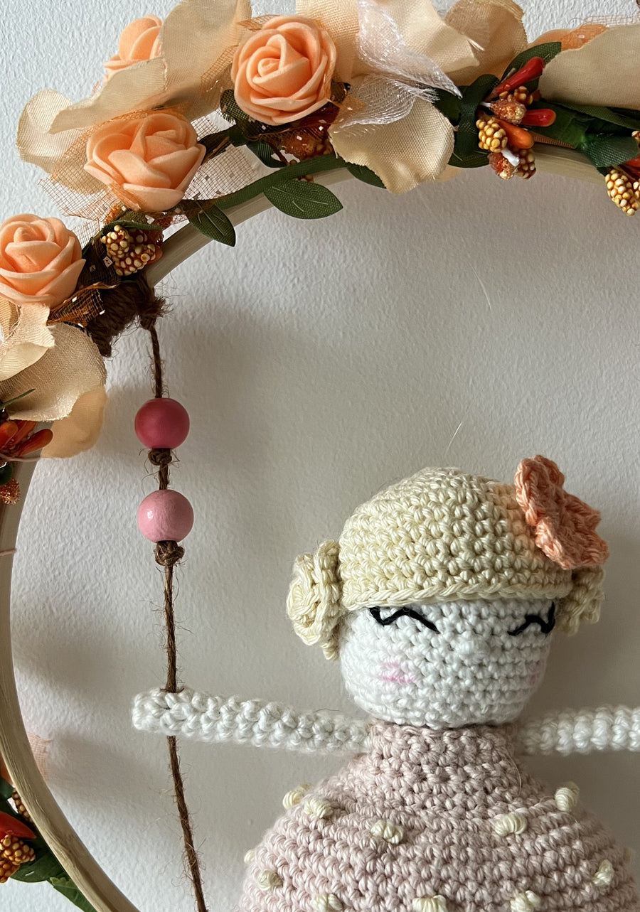 Petite fille à la balançoire