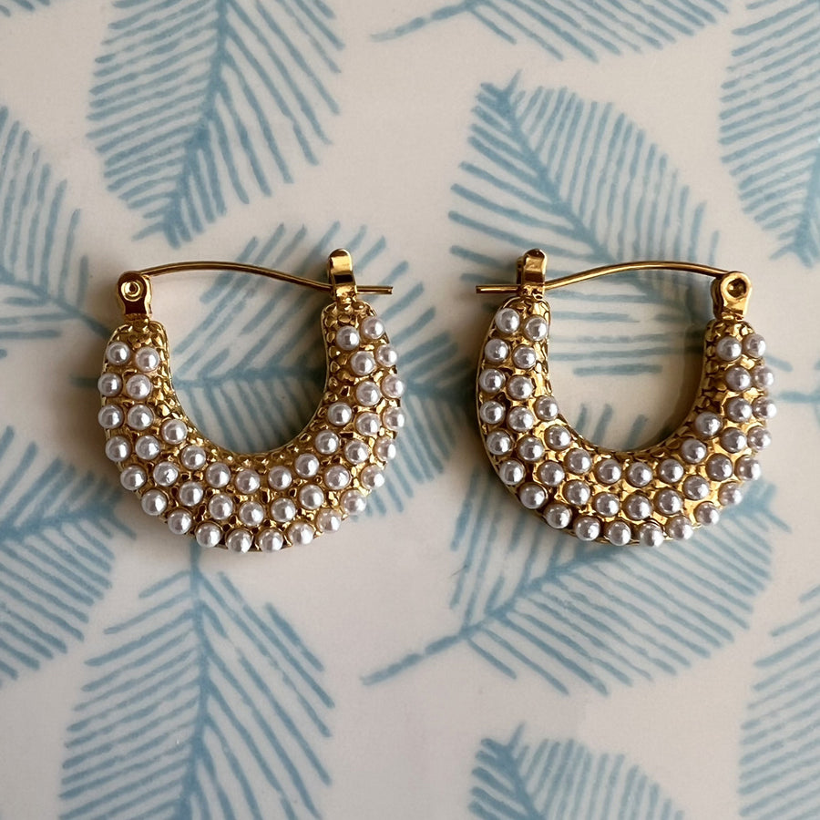 Demi lune dorée et perles