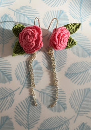 Les roses avec pendants chaîne