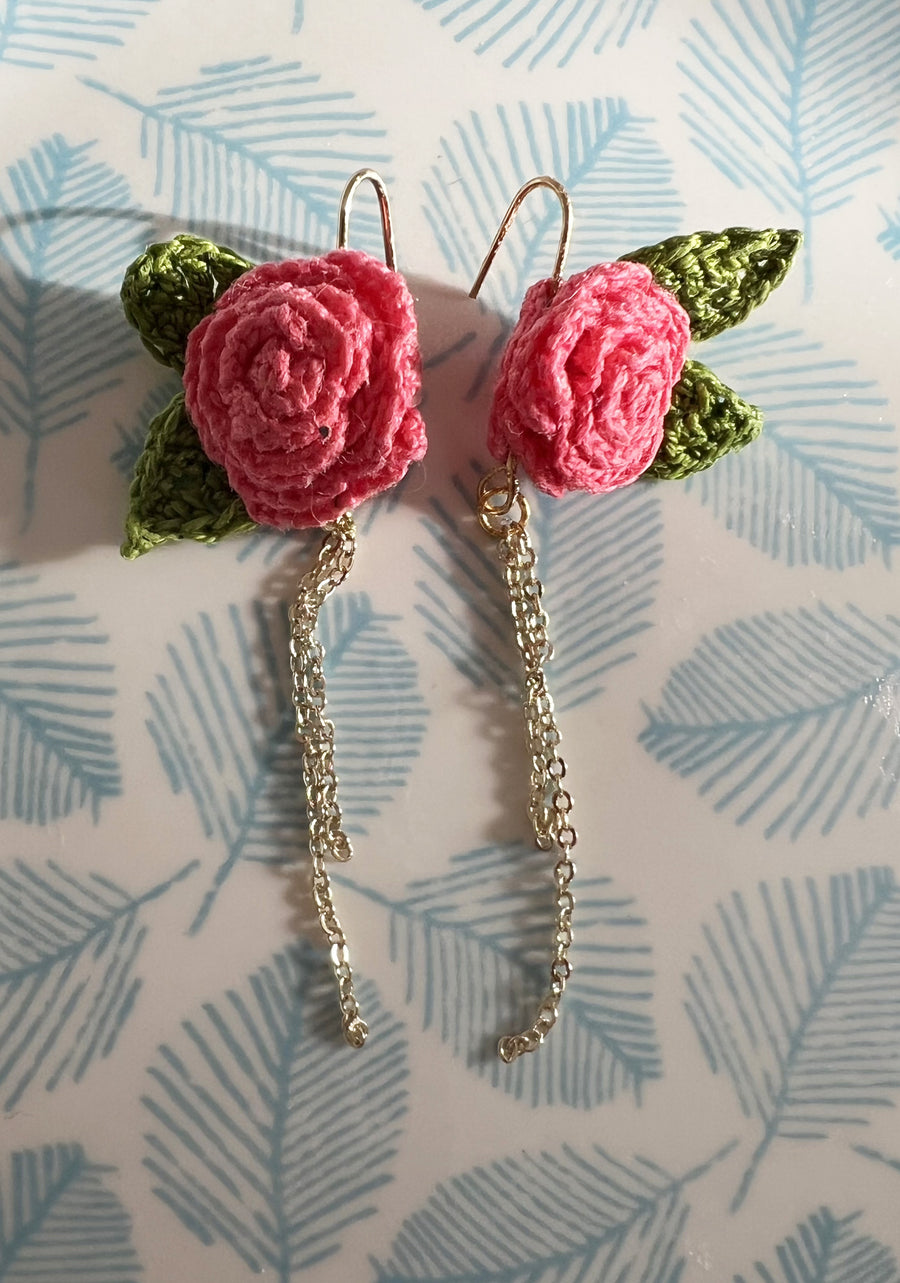 Les roses avec pendants chaîne