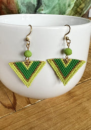 Boucles tissées Miyuki triangle et perle d'eau douce (Verte)